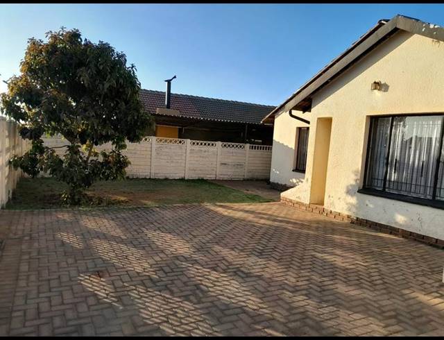 3 BEDROOM HOUSE FOR SALE IN KAGISO
